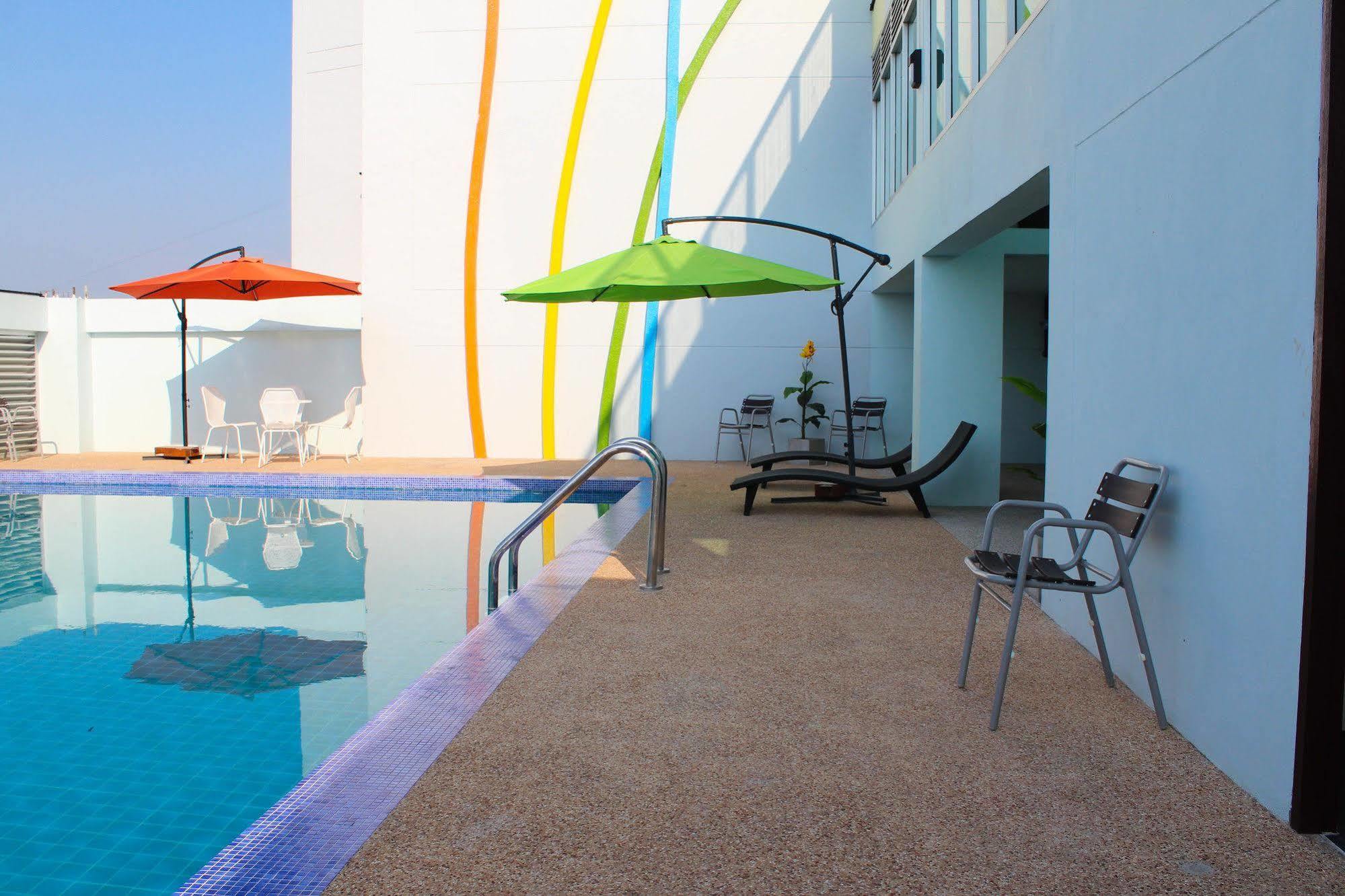 42C The Chic Hotel Nakhon Sawan Extérieur photo